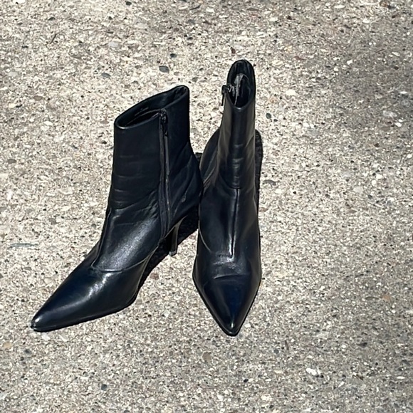 Aldo cute leather ankle boots, inside is worn , outside is in great condition - Picture 5 of 11